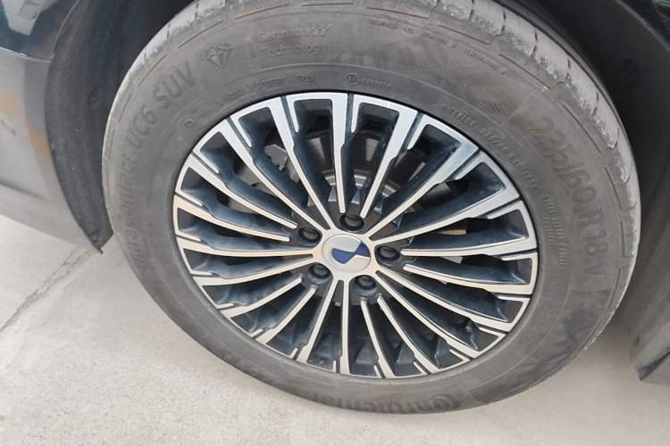 Used Denza D9 2022 EV 600 Four-Wheel Drive Flagship Model Right Rear Wheel Hub
