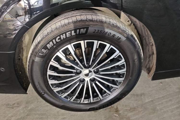 Used Denza D9 2022 EV 600 Four-Wheel Drive Flagship Model Right Rear Wheel Hub