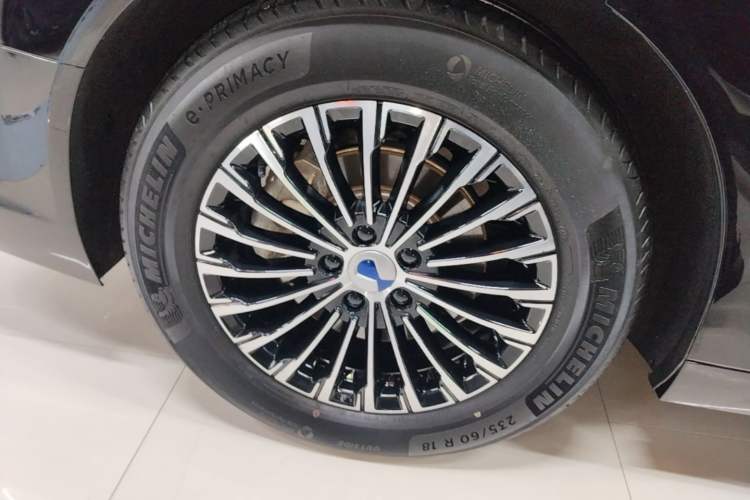 Used Denza D9 2022 DM-i 970 Four-Wheel Drive Prestige Model Right Rear Wheel Hub