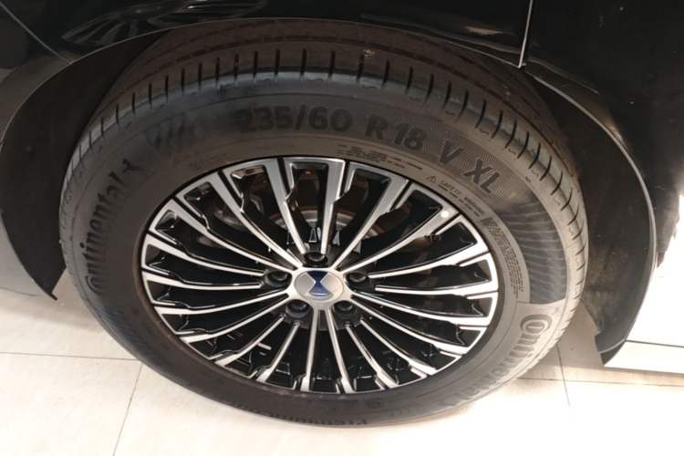 Used Denza D9 2022 DM-i 1040 Prestige Model Right Rear Wheel Hub