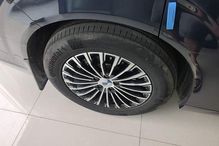 Used Denza D9 2022 DM-i 970 Four-Wheel Drive Prestige Model Right Rear Wheel Hub
