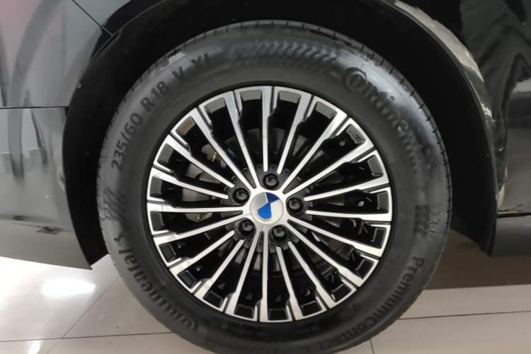 Used Denza D9 2022 DM-i 970 Four-Wheel Drive Prestige Model Right Rear Wheel Hub