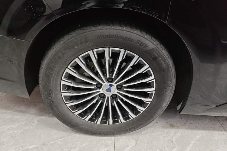 Used Denza D9 2022 DM-i 970 Four-Wheel Drive Flagship Model Right Rear Wheel Hub