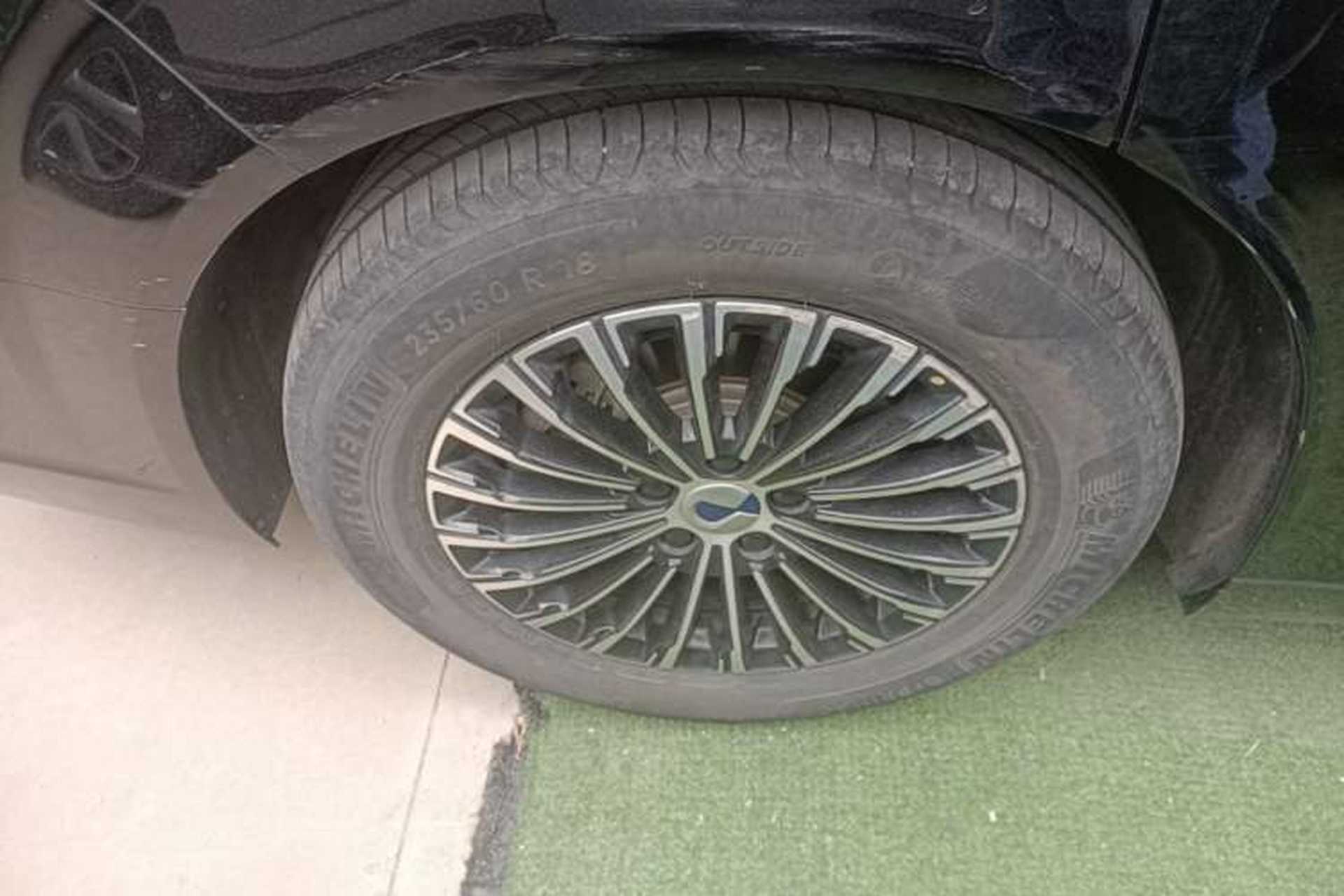Used Denza D9 2022 DM-i 1040 Prestige Model Right Rear Wheel Hub