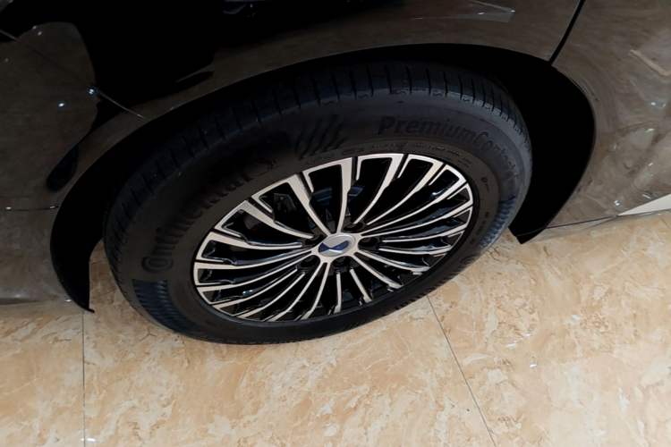 Used Denza D9 2022 DM-i 1040 Prestige Model Right Rear Wheel Hub