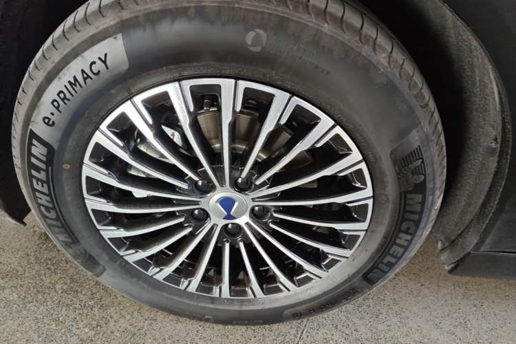 Used Denza D9 2022 DM-i 970 Four-Wheel Drive Flagship Model Right Rear Wheel Hub