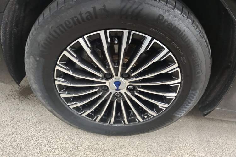 Used Denza D9 2022 DM-i 970 Four-Wheel Drive Flagship Model Right Rear Wheel Hub