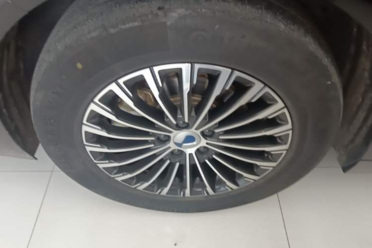 Used Denza D9 2022 DM-i 970 Four-Wheel Drive Prestige Model Right Rear Wheel Hub