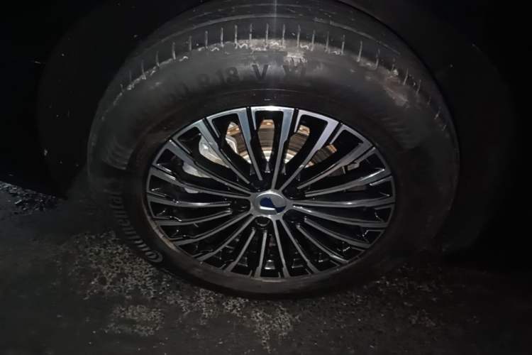 Used Denza D9 2022 EV 600 Four-Wheel Drive Flagship Model Right Rear Wheel Hub