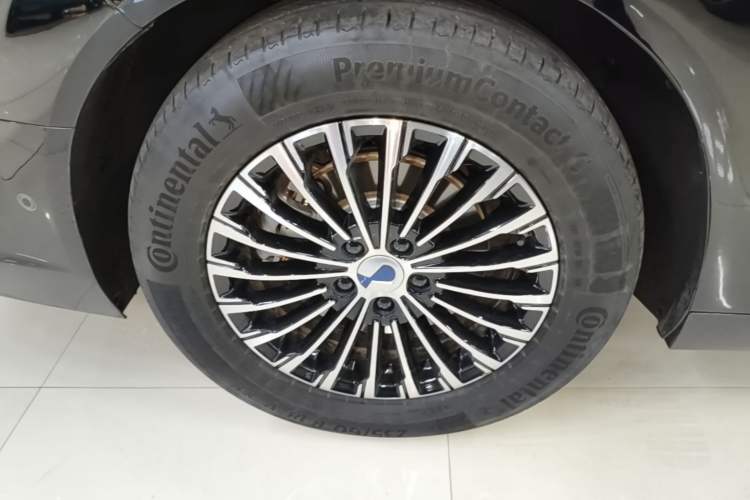 Used Denza D9 2022 DM-i 970 Four-Wheel Drive Flagship Model Right Rear Wheel Hub