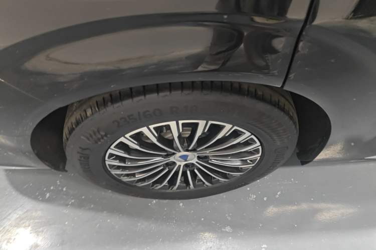 Used Denza D9 2022 DM-i 970 Four-Wheel Drive Flagship Model Right Rear Wheel Hub