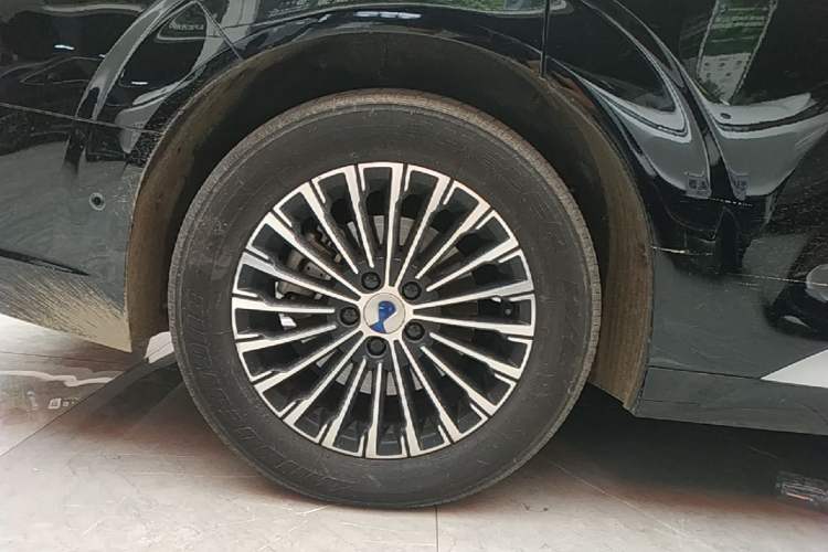 Used Denza D9 2022 DM-i 970 Four-Wheel Drive Flagship Model Right Rear Wheel Hub
