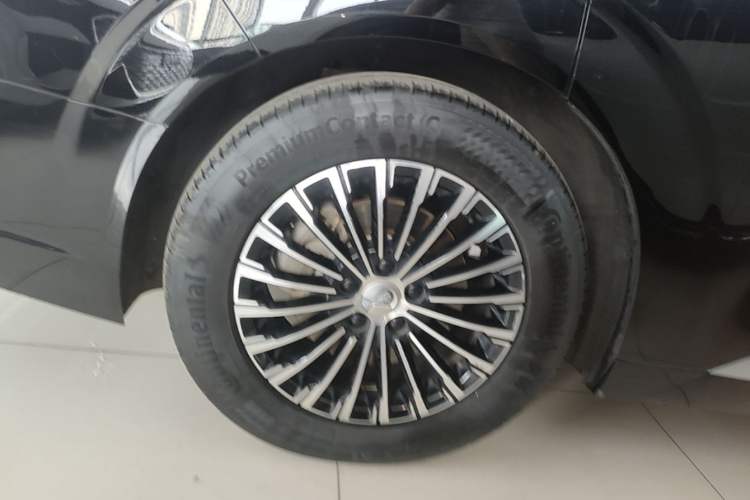 Used Denza D9 2022 DM-i 970 Four-Wheel Drive Prestige Model Right Rear Wheel Hub
