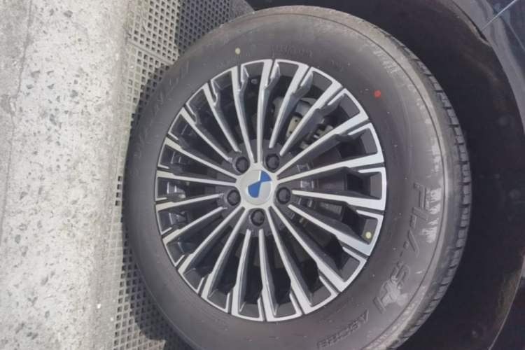 Used Denza D9 2022 DM-i 1040 Prestige Model Right Rear Wheel Hub
