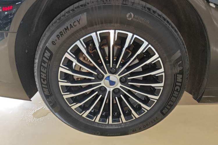 Used Denza D9 2022 DM-i 1040 Prestige Model Right Rear Wheel Hub