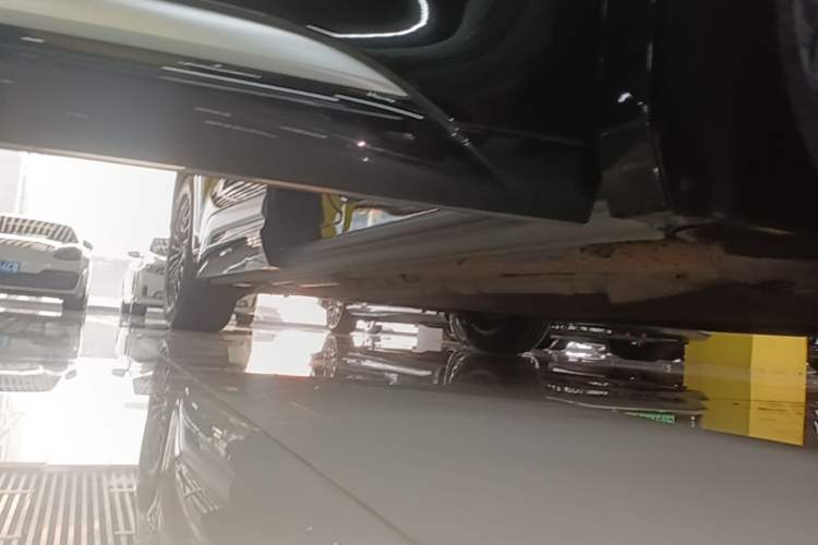 Used Denza D9 2022 DM-i 970 Four-Wheel Drive Flagship Model Right Side Sill