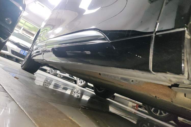 Used Denza D9 2022 DM-i 970 Four-Wheel Drive Flagship Model Right Side Sill