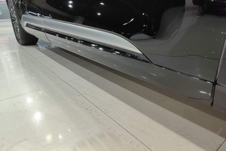 Used Denza D9 2022 DM-i 1040 Prestige Model Right Side Sill
