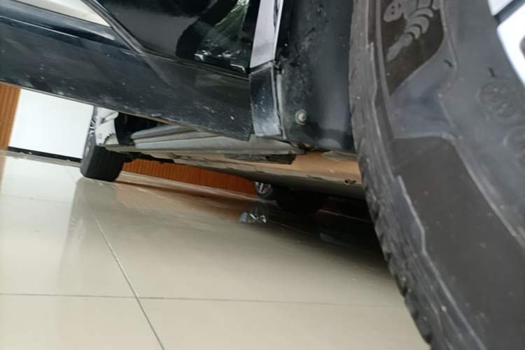 Used Denza D9 2022 DM-i 1040 Prestige Model Right Side Sill