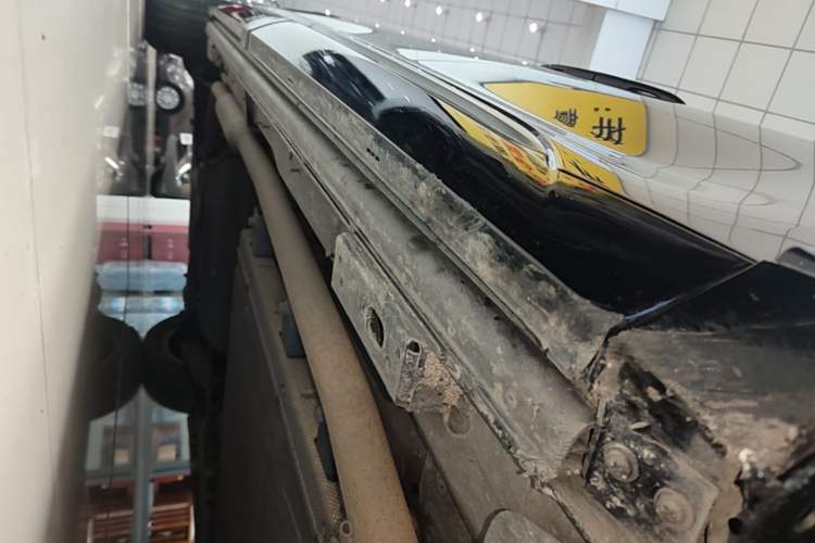 Used Denza D9 2022 DM-i 945 Luxury Model Right Side Sill