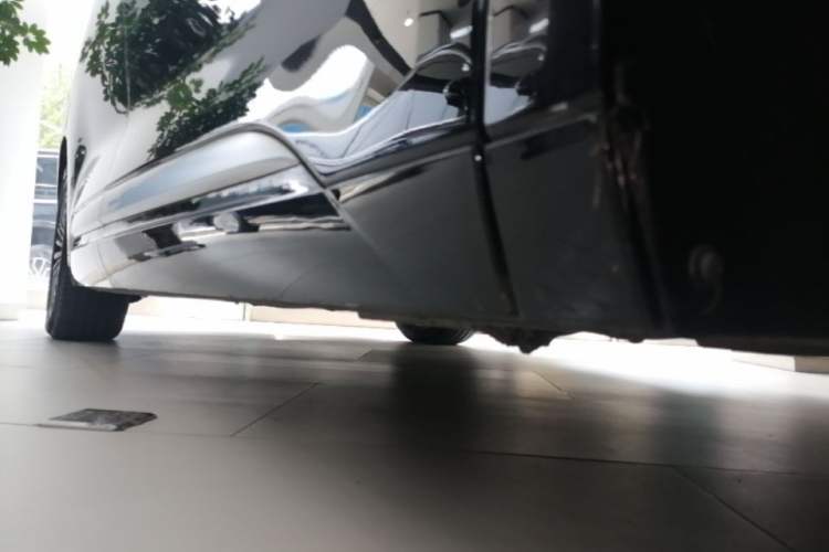Used Denza D9 2022 DM-i 970 Four-Wheel Drive Prestige Model Right Side Sill