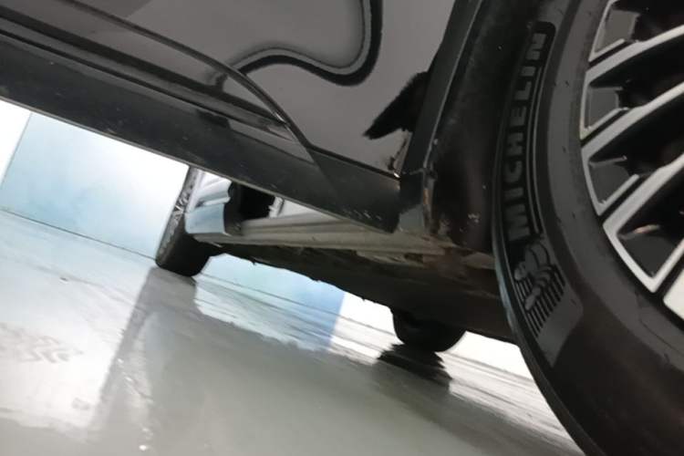 Used Denza D9 2022 EV 600 Four-Wheel Drive Prestige Model Right Side Sill