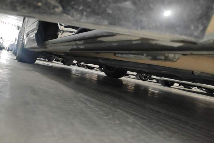 Used Denza D9 2022 DM-i 970 Four-Wheel Drive Flagship Model Right Side Sill