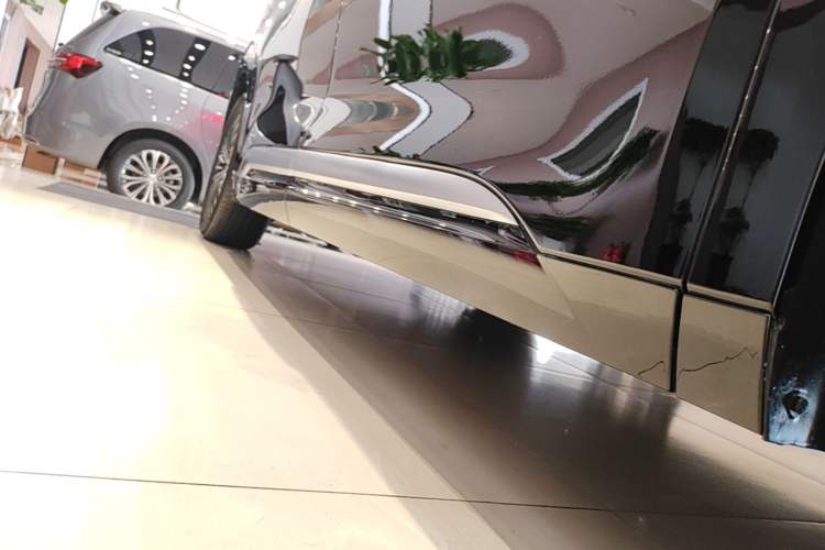 Used Denza D9 2022 DM-i 1040 Prestige Model Right Side Sill