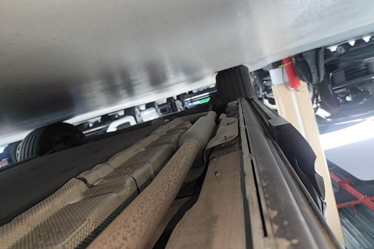 Used Denza D9 2022 DM-i 1040 Prestige Model Right Side Sill