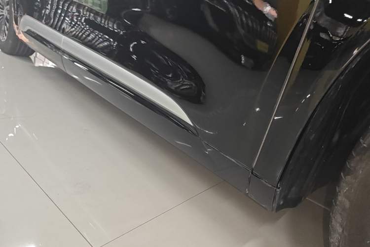 Used Denza D9 2022 DM-i 970 Four-Wheel Drive Flagship Model Right Side Sill