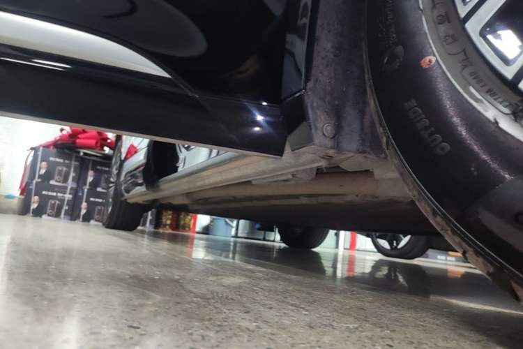 Used Denza D9 2022 DM-i 970 Four-Wheel Drive Prestige Model Right Side Sill