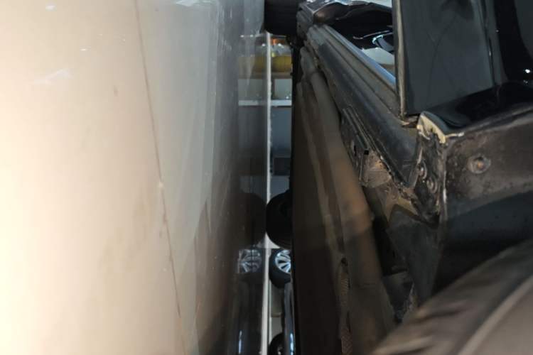 Used Denza D9 2022 DM-i 1040 Prestige Model Right Side Sill