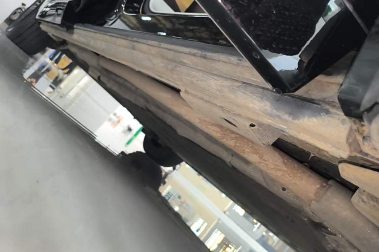 Used Denza D9 2022 DM-i 1040 Prestige Model Right Side Sill