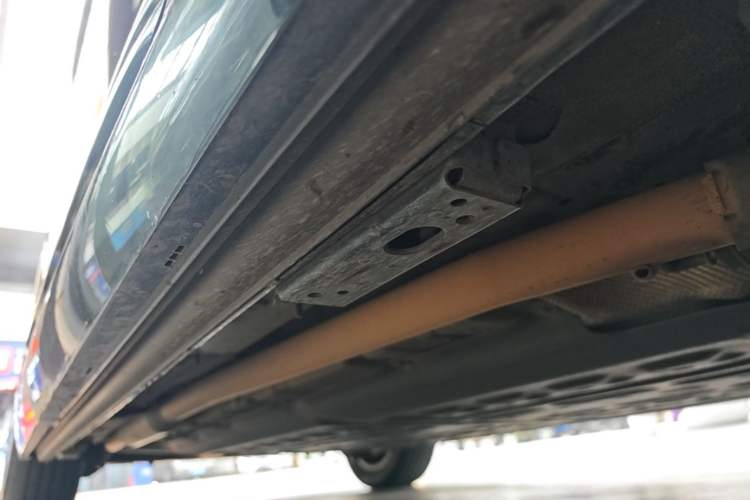 Used Denza D9 2022 DM-i 1040 Prestige Model Right Side Sill