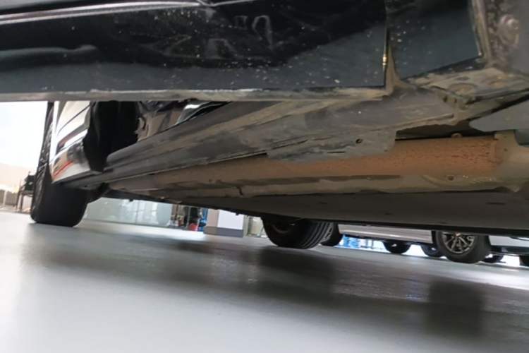 Used Denza D9 2022 DM-i 1040 Prestige Model Right Side Sill