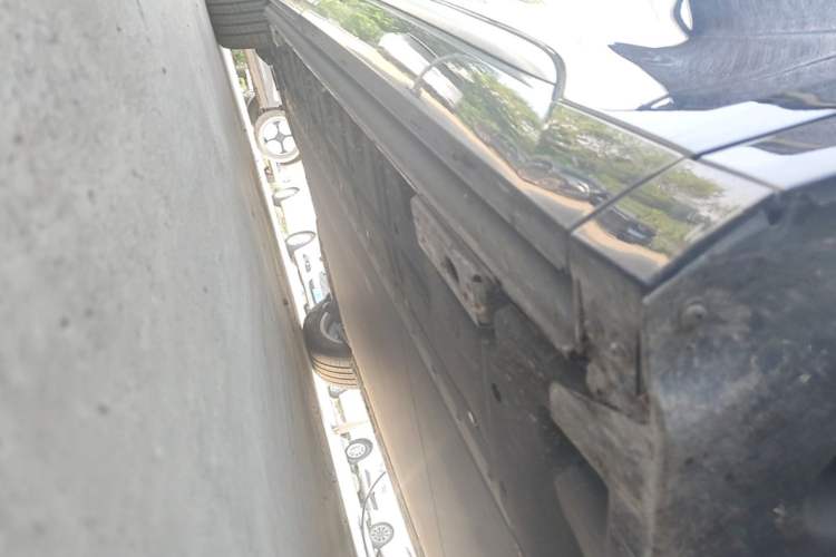 Used Denza D9 2022 EV 620 Prestige Model Right Side Sill