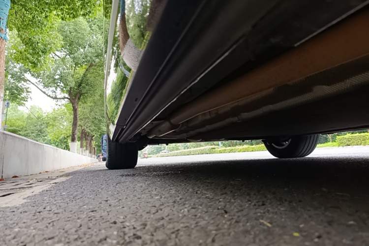 Used Denza D9 2022 DM-i 970 Four-Wheel Drive Prestige Model Right Side Sill