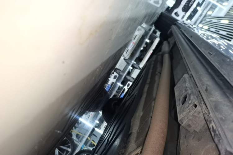 Used Denza D9 2022 DM-i 970 Four-Wheel Drive Prestige Model Right Side Sill
