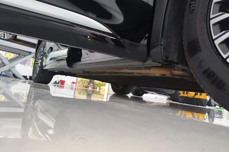 Used Denza D9 2022 DM-i 1040 Prestige Model Right Side Sill