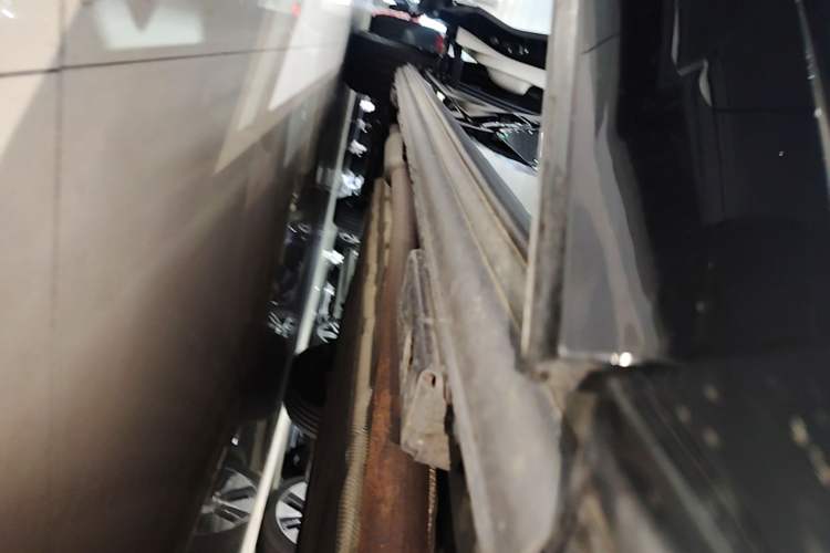 Used Denza D9 2022 DM-i 970 Four-Wheel Drive Prestige Model Right Side Sill