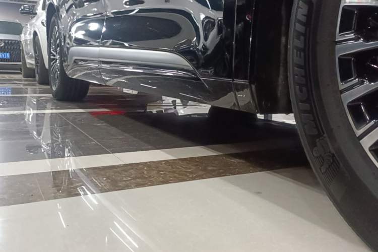 Used Denza D9 2022 DM-i 1040 Prestige Model Right Side Sill