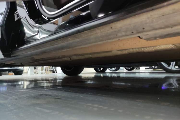 Used Denza D9 2022 DM-i 1040 Prestige Model Right Side Sill