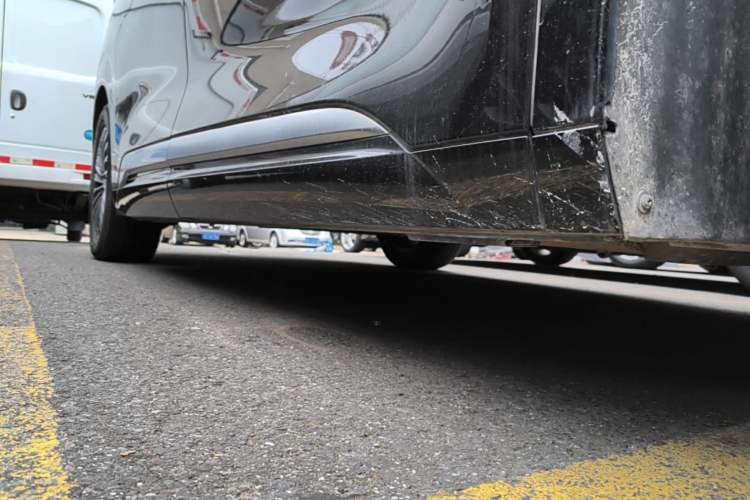 Used Denza D9 2022 DM-i 970 Four-Wheel Drive Prestige Model Right Side Sill