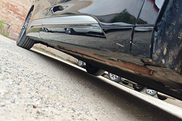 Used Denza D9 2022 DM-i 1040 Prestige Model Right Side Sill