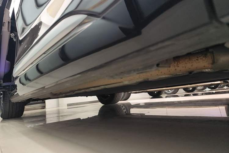 Used Denza D9 2022 DM-i 1040 Prestige Model Right Side Sill