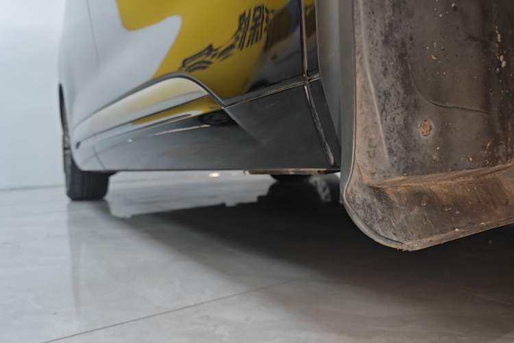 Used Denza D9 2022 DM-i 970 Four-Wheel Drive Flagship Model Right Side Sill