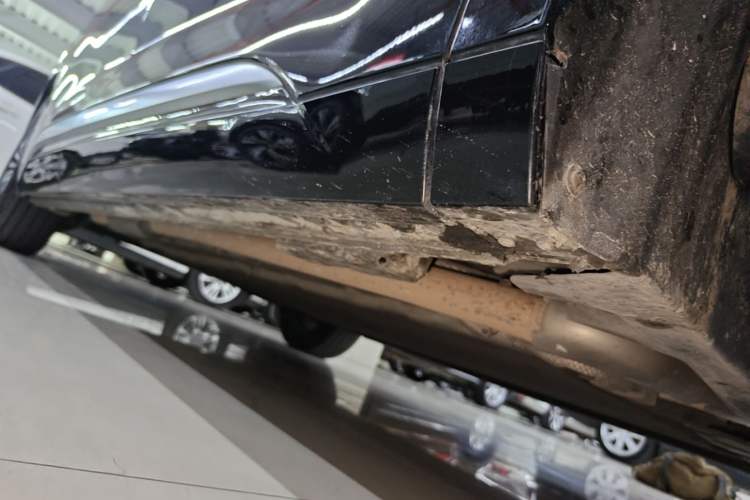 Used Denza D9 2022 DM-i 1040 Prestige Model Right Side Sill