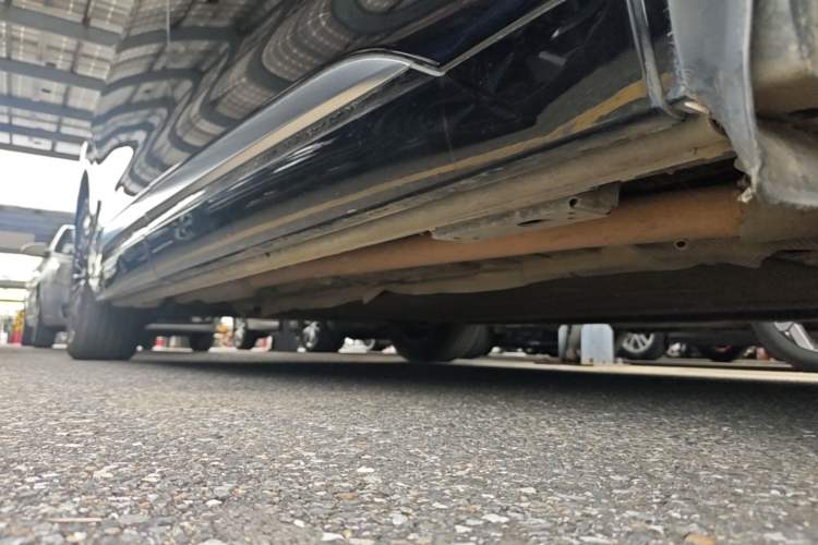 Used Denza D9 2022 DM-i 1040 Prestige Model Right Side Sill
