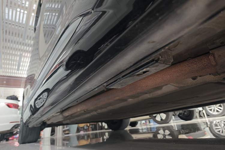 Used Denza D9 2022 DM-i 970 Four-Wheel Drive Prestige Model Right Side Sill