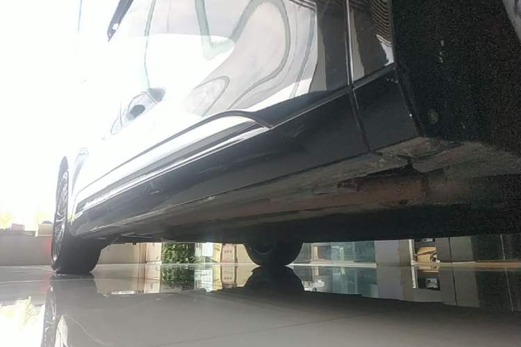 Used Denza D9 2022 DM-i 1040 Prestige Model Right Side Sill